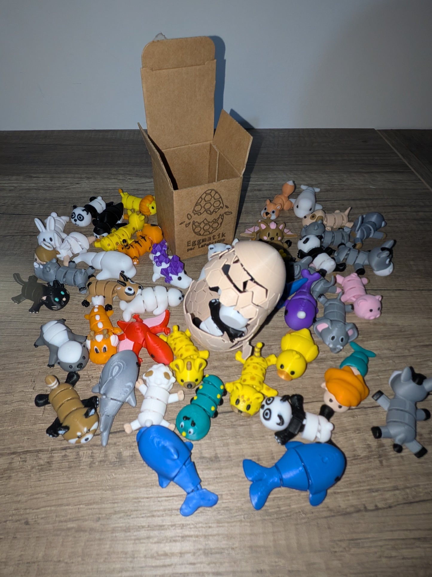 Eggmatik — 2 figurines d’animaux (réels ou fantastiques) à collectionner